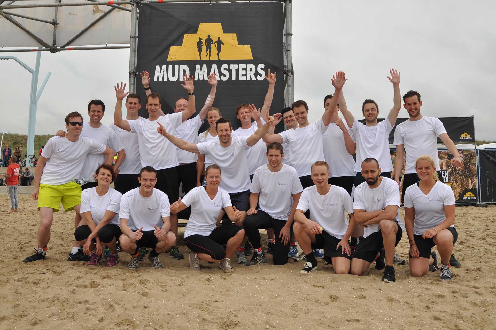 bloed-zweet-en-modder-tijdens-mudmasters-scheveningen