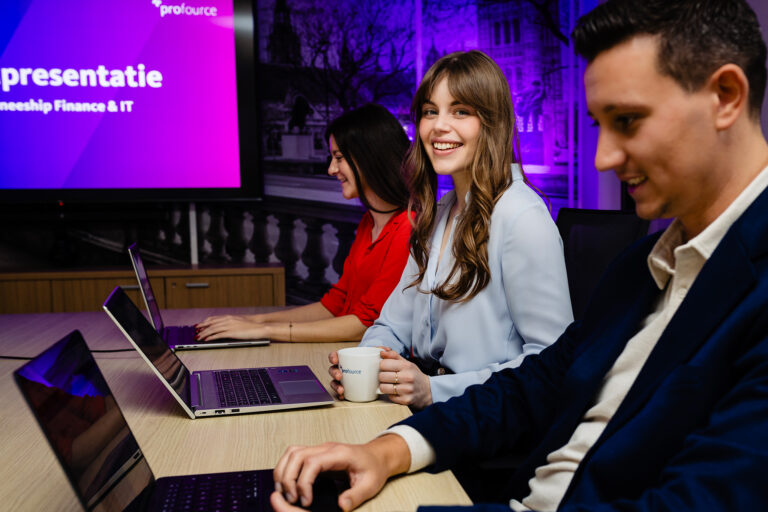 Trainees Maatschappelijk Verantwoord Inkopen tijdens eindpresentatie op kantoor in de Randstad