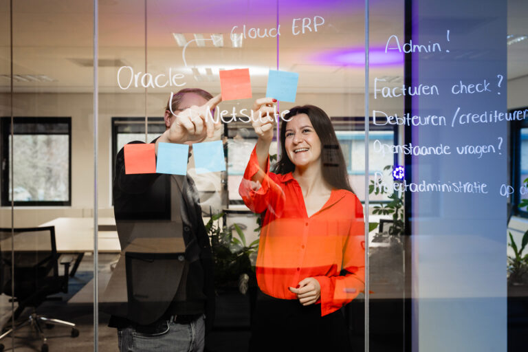 NetSuite Consultants werken aan implementatieplan op kantoor in Rotterdam