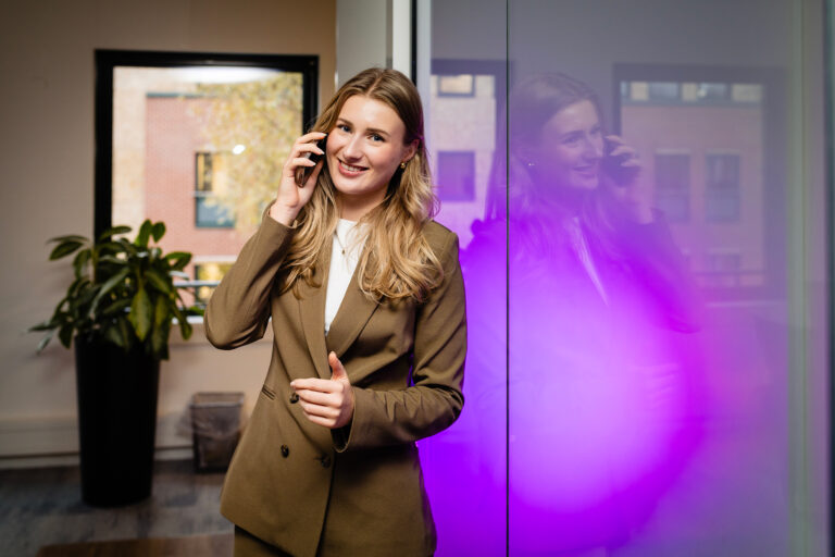 HR Consultant aan het bellen op kantoor in de Randstad