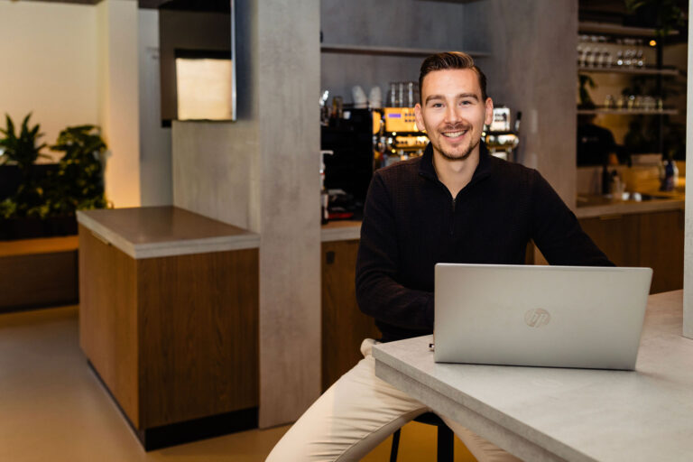 Financieel medewerker aan het werk op kantoor in Rotterdam